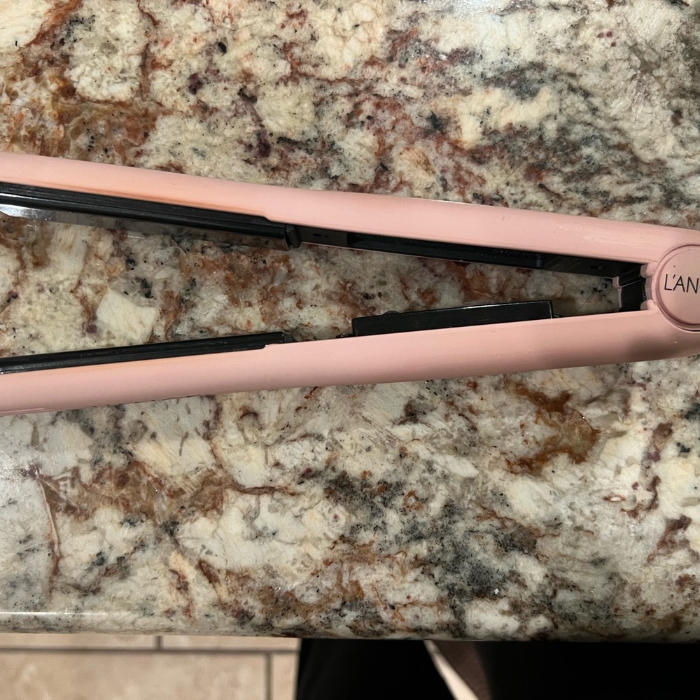 L’ange hair straightener almost new condition lightly used